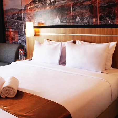 Bliss Soetta Hotel Semarang Extérieur photo